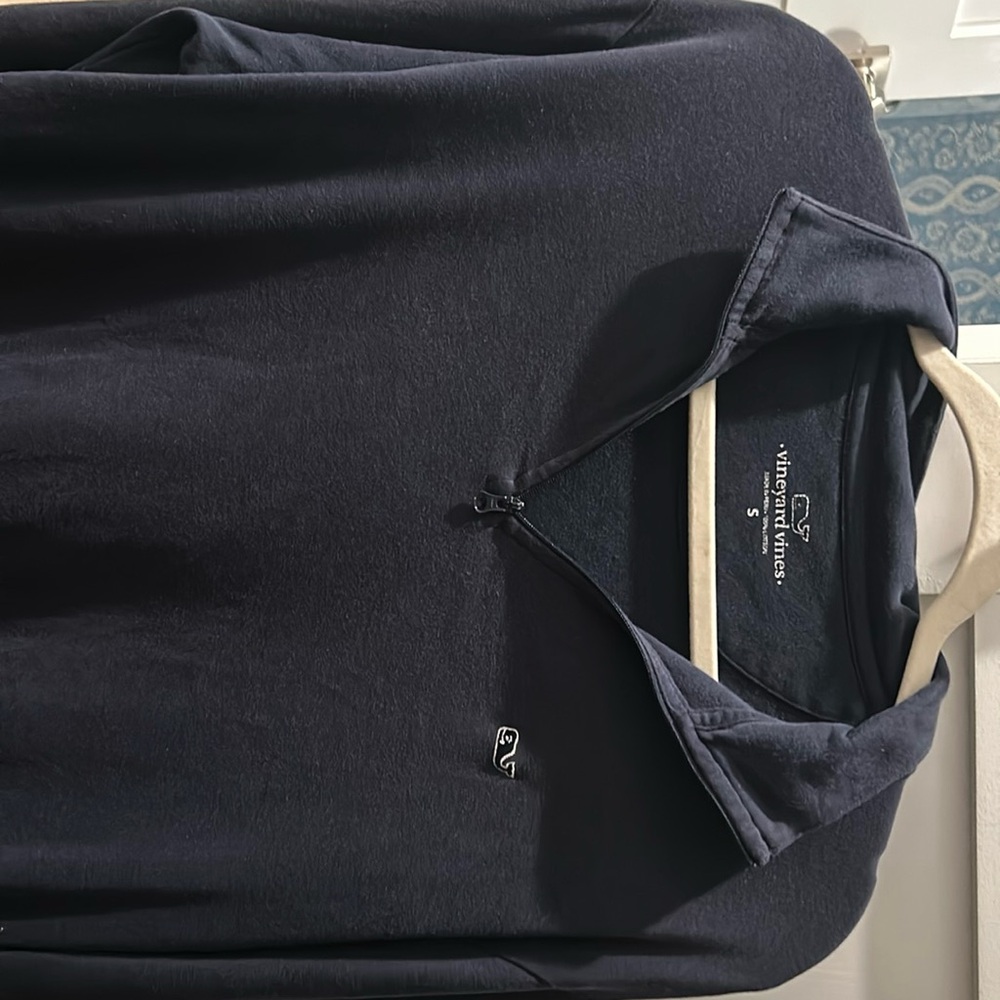 Vineyard vines navy blue 100 percent cotton quarter zip. Size small.